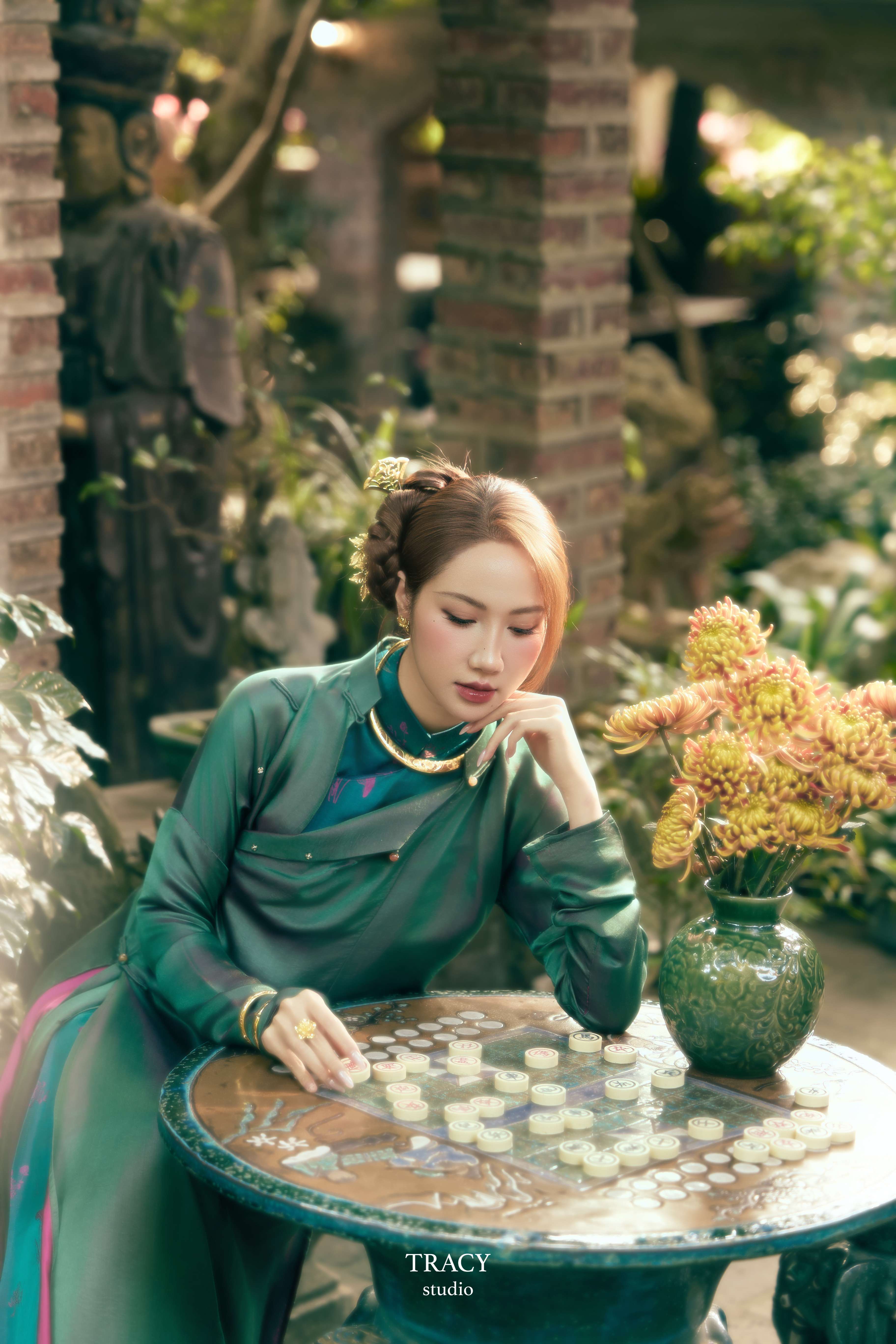 frontend/img/gallery/anh-tet-yem-ao-dai/tracy-studio-chup-concept-ao-dai-chi-mai (8).jpg